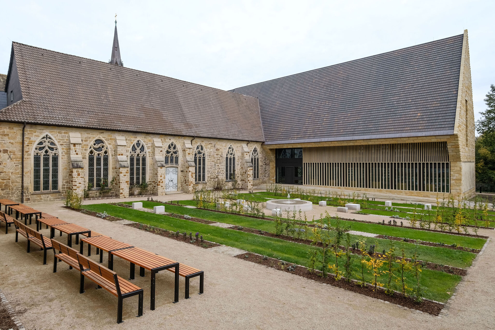 Der Innenhof des Klosters und der Bibliotheksneubau (rechts) bilden eine harmonische Einheit. Foto: Jens Schulze