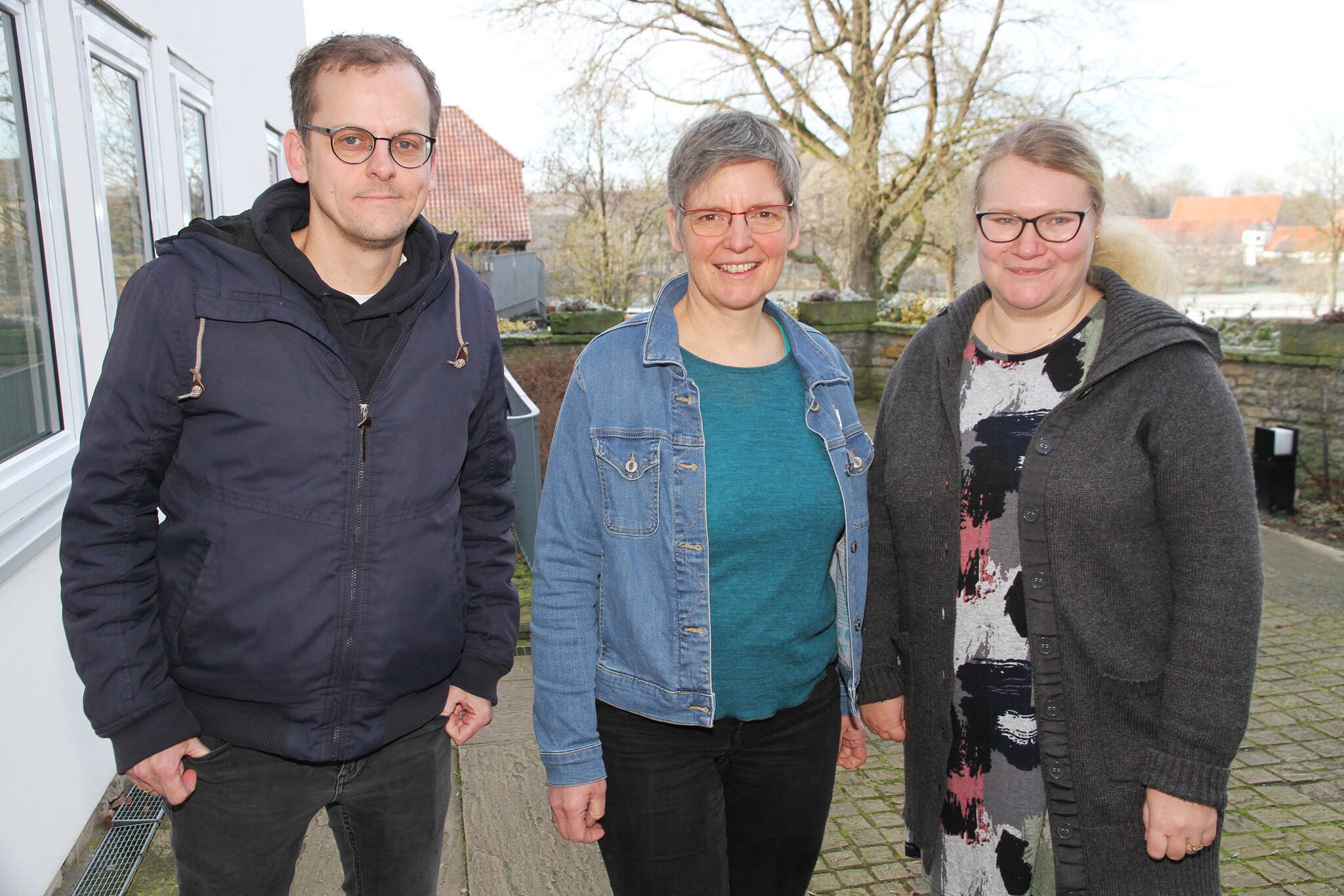 Sie wollen ihre Erfahrungen mit Mitarbeitenden in der Konfi-Arbeit teilen (von links): Pastor Volker Michaelsen, Diakonin Ilse Mörchen und Pastorin Martyna Pieczka. Foto: Lothar Veit / EMA