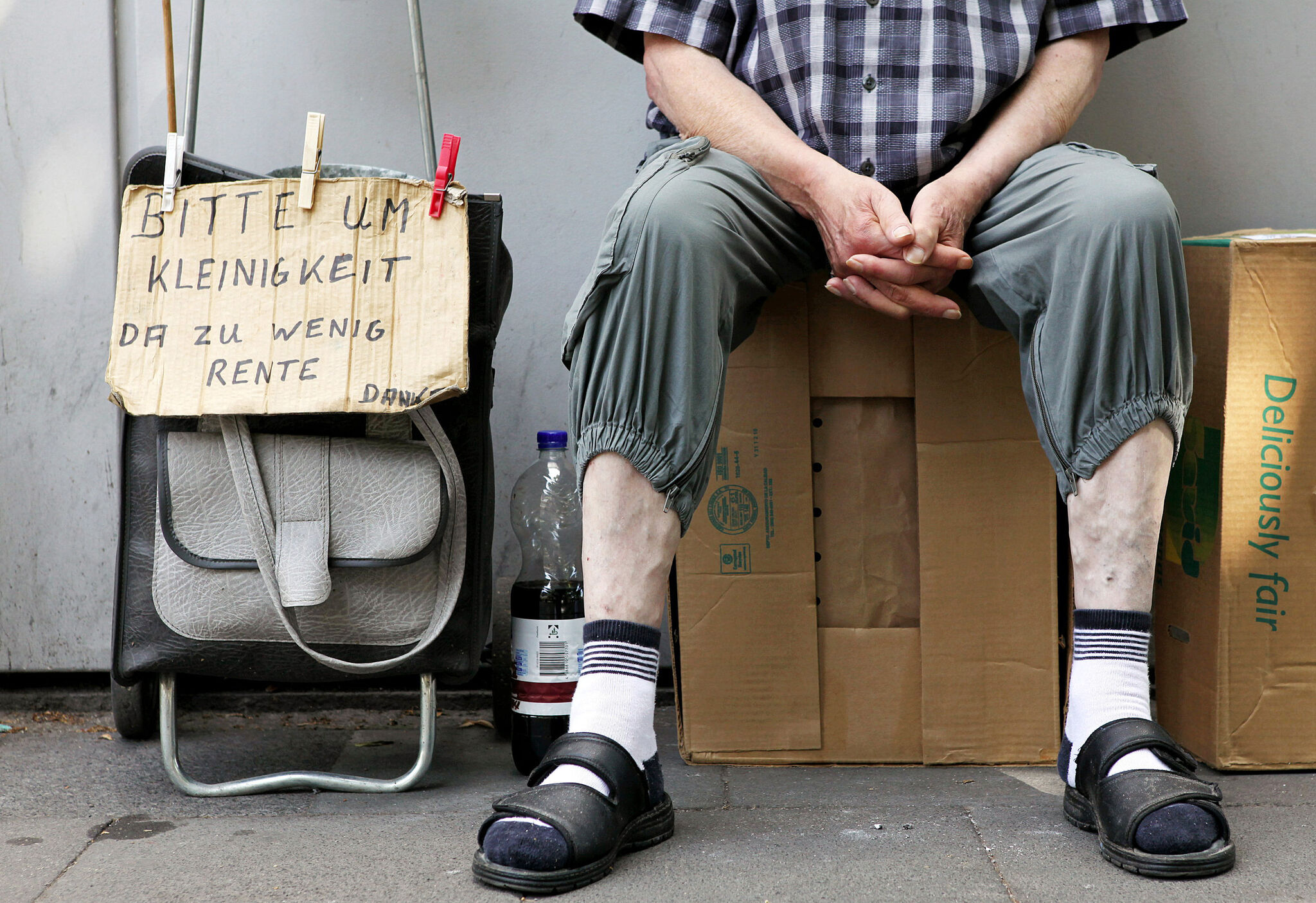 Ein älterer Mann bittet vor einem Supermarkt um Spenden. Die Angst vor Altersarmut in Deutschland steigt. Archivfoto: epd-bild / Alexander Stein