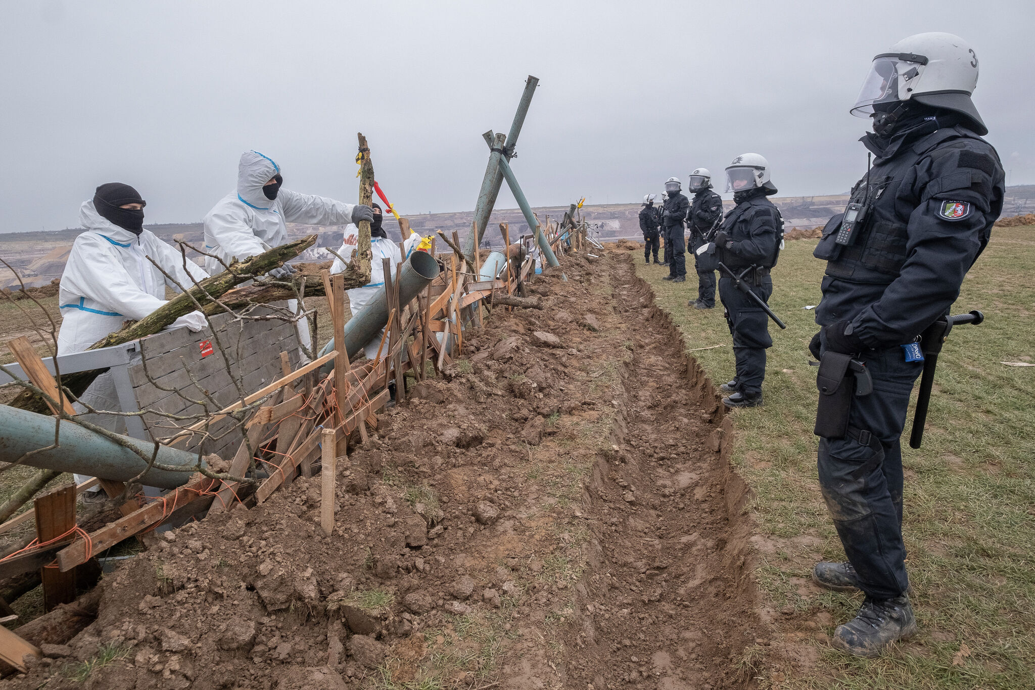 Klimaaktivisten protestieren gegen den Kohleabbau und wollen sich der Abbaggerung des Ortes Lützerath durch den Energiekonzern RWE widersetzen (Foto vom 10.01.2023). Foto: epd-bild / Guido Schiefer