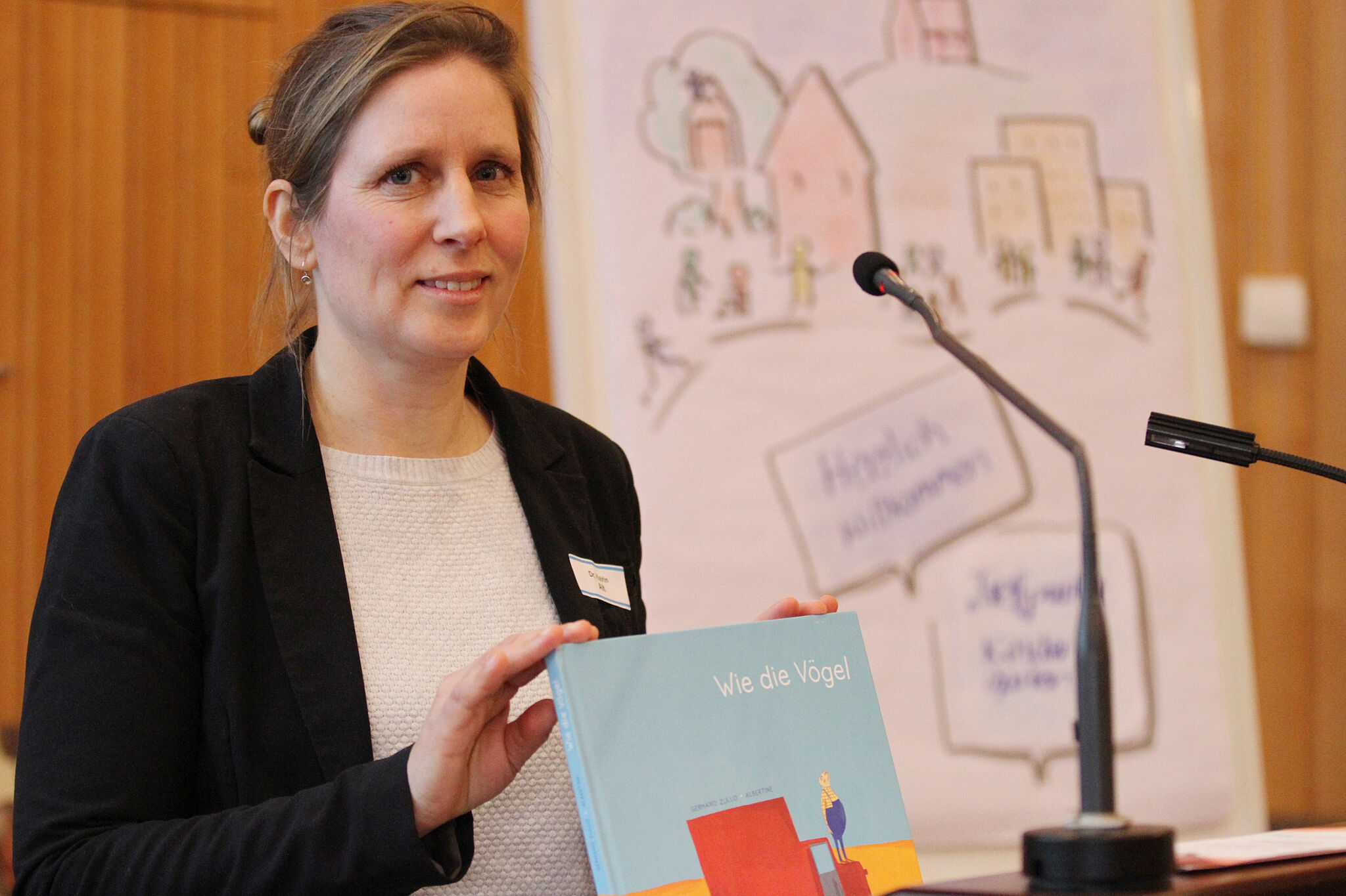 Erziehungswissenschaftlerin Katrin Alt kennt eine Vielzahl von Bilderbüchern, die sich zum Philosophieren mit Kita-Kindern eignen. Foto: Lothar Veit / EMA