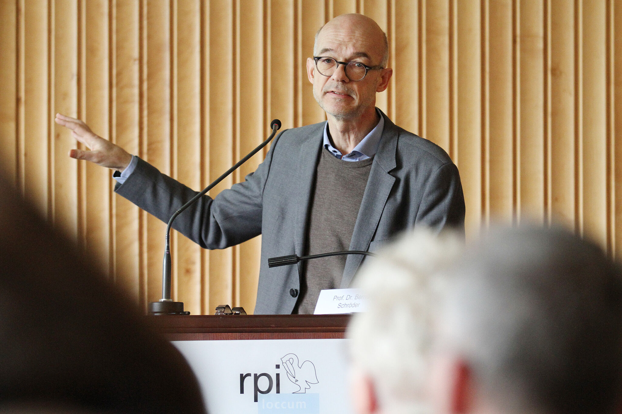 Professor Bernd Schröder plädiert in Loccum für den christlichen Religionsunterricht und theologisch qualifiziertes Lehrpersonal. Foto: Lothar Veit