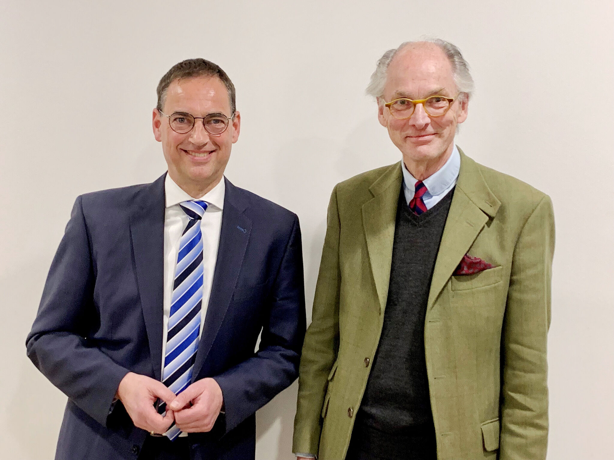 Dr. Stephan Vasel (links) wird neuer Superintendent des Kirchenkreises Hameln-Pyrmont. Mit ihm freut sich Dietrich Freiherr von Hake, Vorsitzender von Kirchenkreissynode und Wahlausschuss. Foto: Jens Riesener