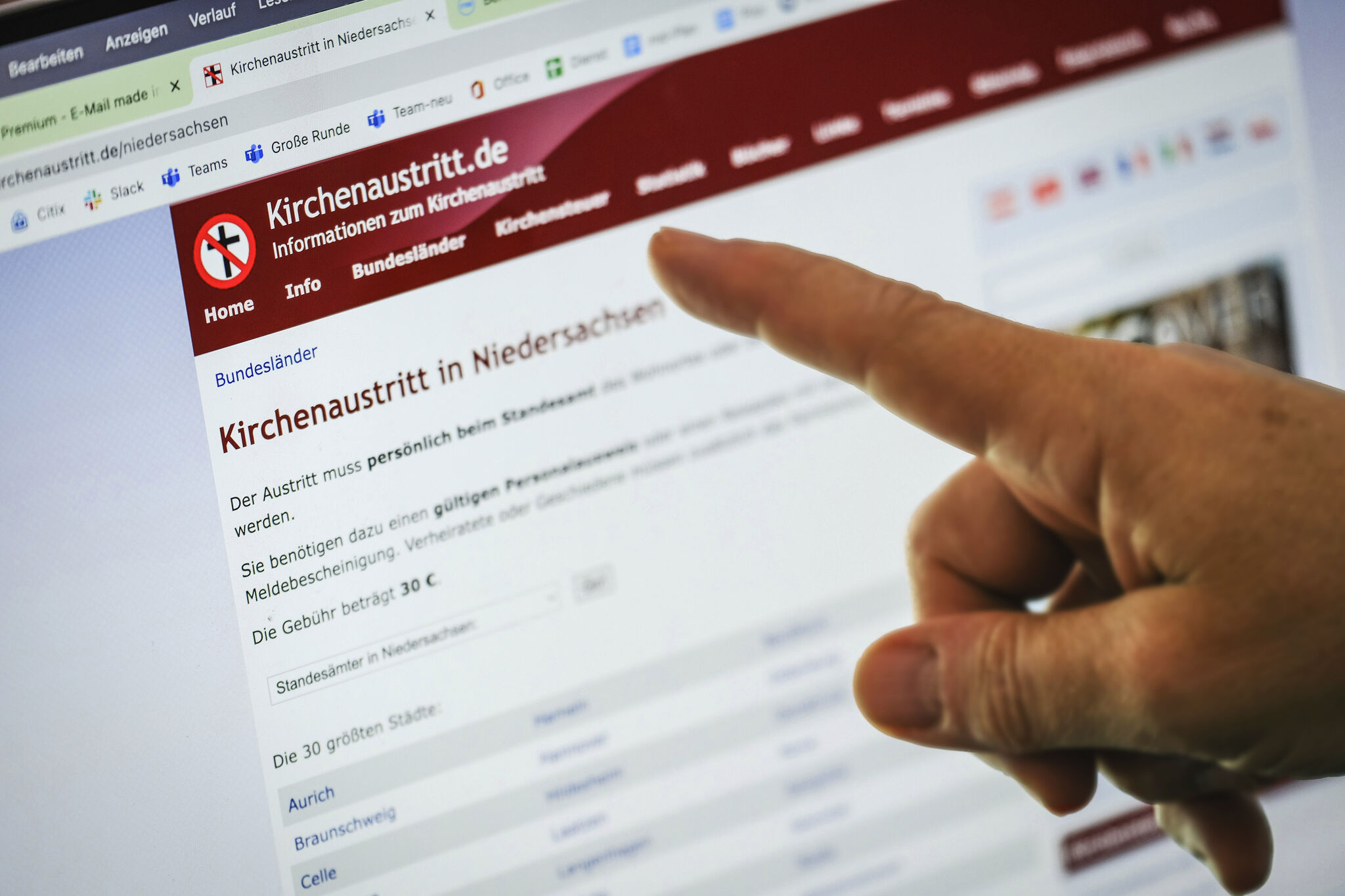 Informationen im Internet zum Kirchenaustritt in Deutschland. Foto: epd-bild/Jens Schulze