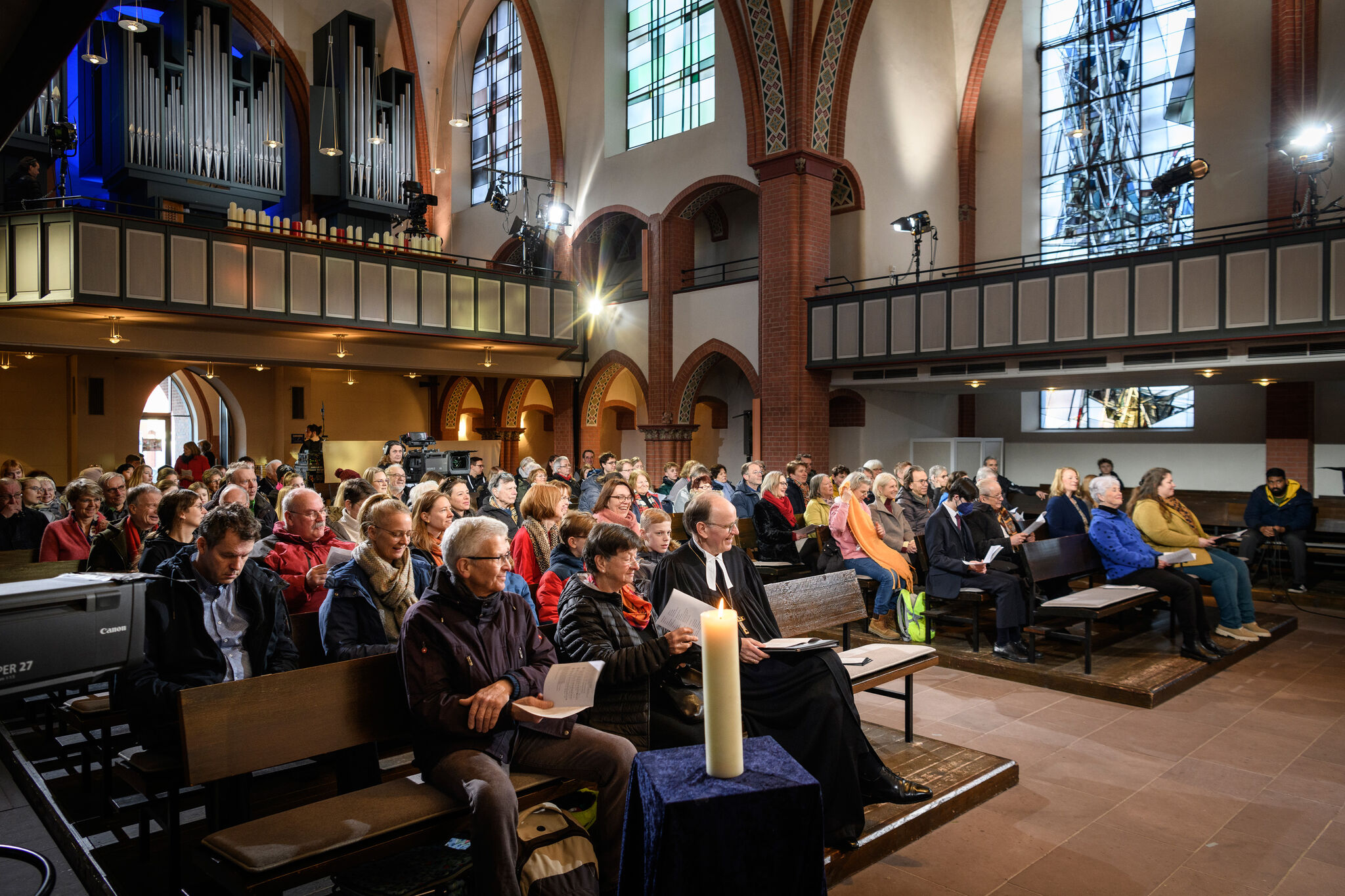 Die evangelische Kirche startet ihre Aktion „Leuchten! 7 Wochen ohne Verzagtheit“ mit einem ZDF-Gottesdienst in der Oldenburger Kirche St. Ansgar. Neuer Botschafter der Fastenaktion ist Landesbischof Ralf Meister (erste Reihe, Mitte). Foto: epd-bild/Hannes von der Fecht