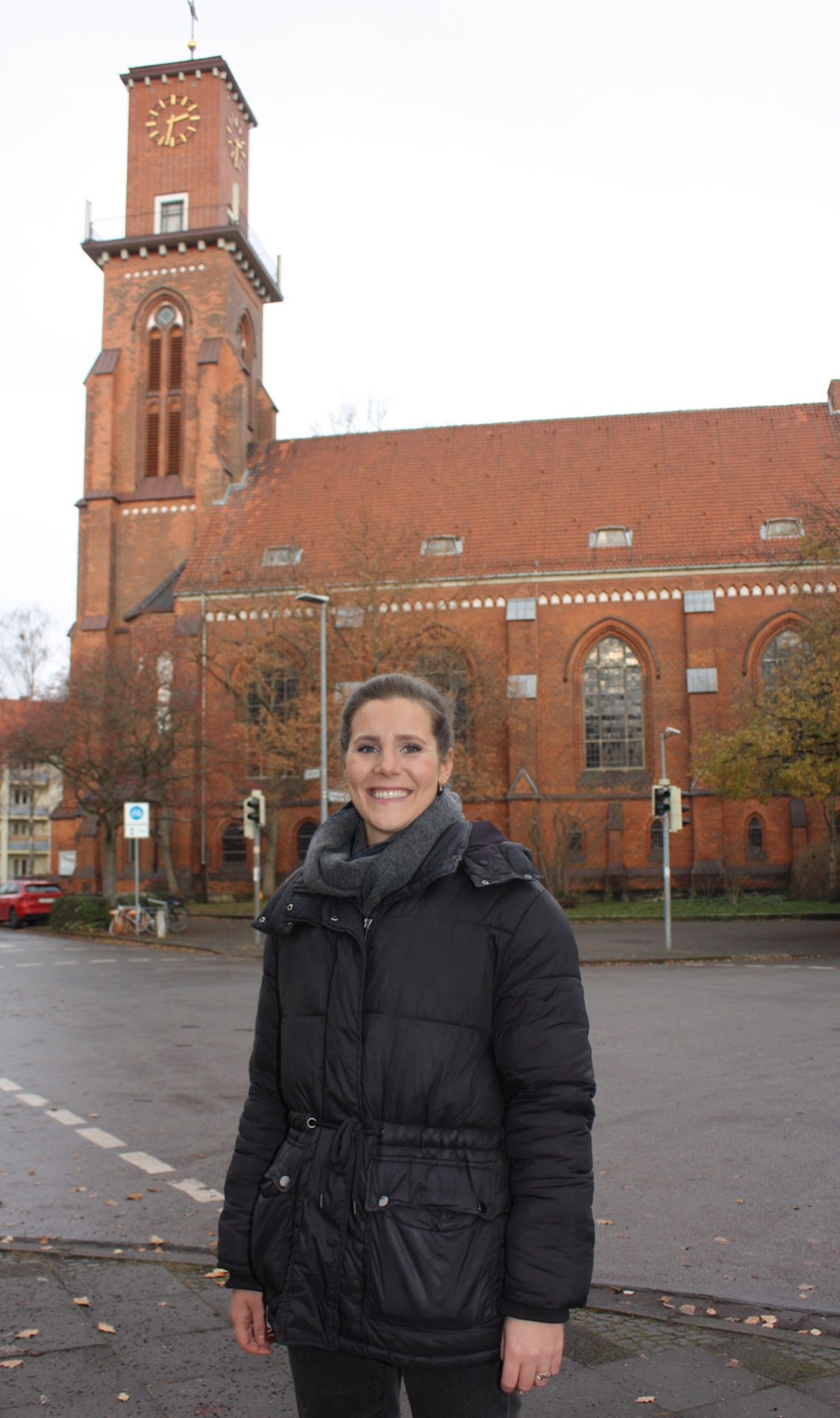 Saskia Keitel aus Hannover ist Pastorin in Neustadt. Hier steht sie vor der Pauluskirche in der Südstadt, wo sie ihr Vikariat abgeschlossen hat. Foto: Gunnar Schulz-Achelis 