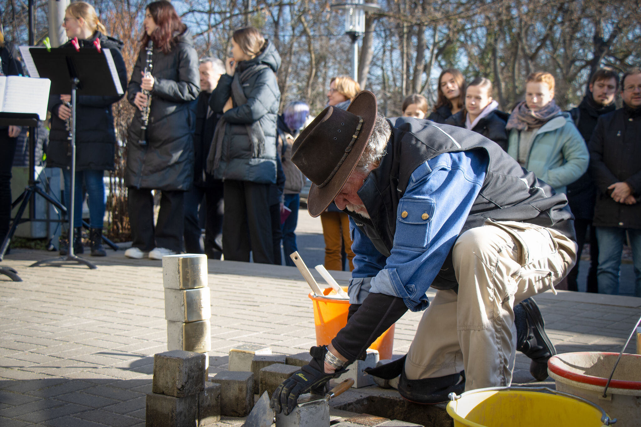 Der Künstler Gunter Demnig hat vor dem evangelischen Gymnasium Andreanum Stolpersteine verlegt. Bild: Gunnar Müller