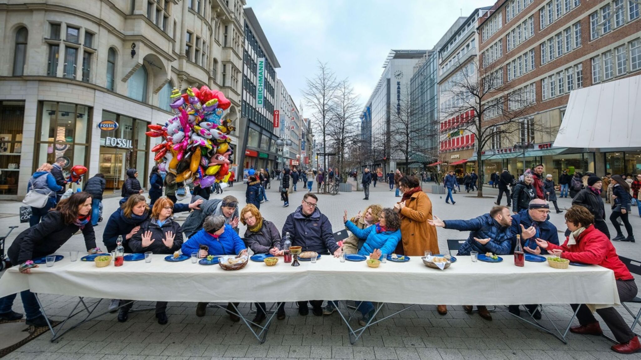 Zwei Tapeziertische, 13 Klappstühle und 13 Schauspieler: Mit kargen Requisiten lädt ein Team dieses Jahr zum Straßentheater „Mahl ganz anders“ am Gründonnerstag in Osnabrück ein. Foto: epd-bild/Jens Schulze