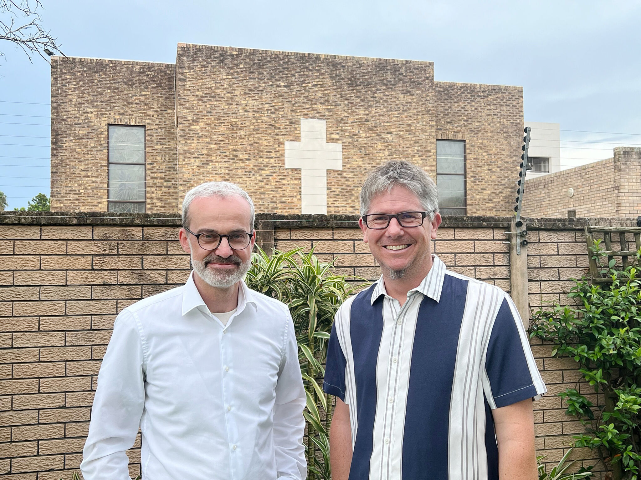 Hildesheims Superintendent Mirko Peisert (links) hat für sechs Wochen in einer Gemeinde in Südafrika hospitiert. Hier begleitete und unterstützte er seinen Kollegen Frank Schütte, dessen Familie deutscher Herkunft ist, aber schon seit Generationen in Südafrika lebt. Foto: privat