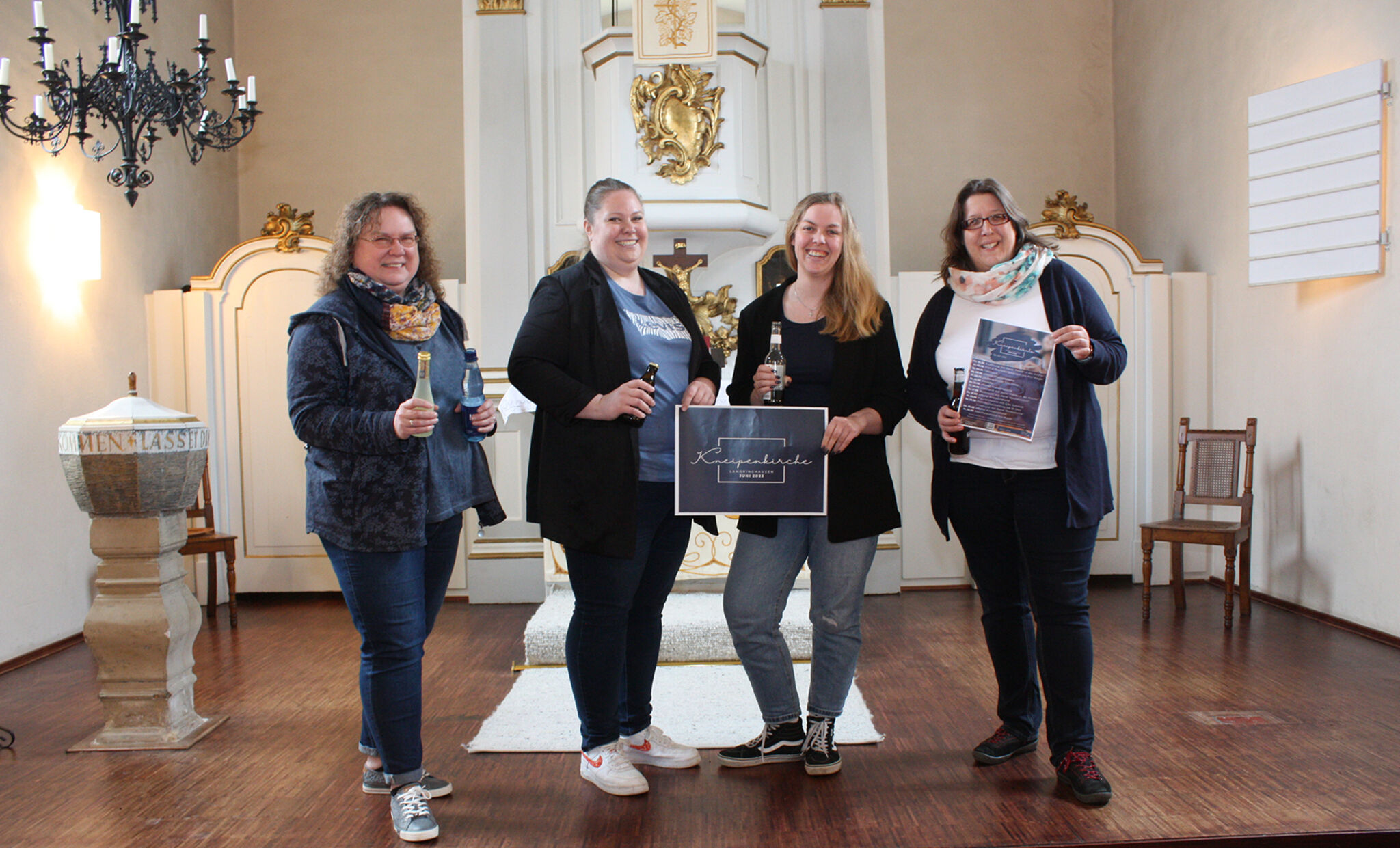 Die Kneipenkirche im Juni in Landringhausen organisieren (von links) Diakonin Beate Degener, Kirchenvorsteherin Theresa Müller, sowie die Diakoninnen Louisa Stölting und Carina Hausmann. Foto: Gunnar Schulz-Achelis 