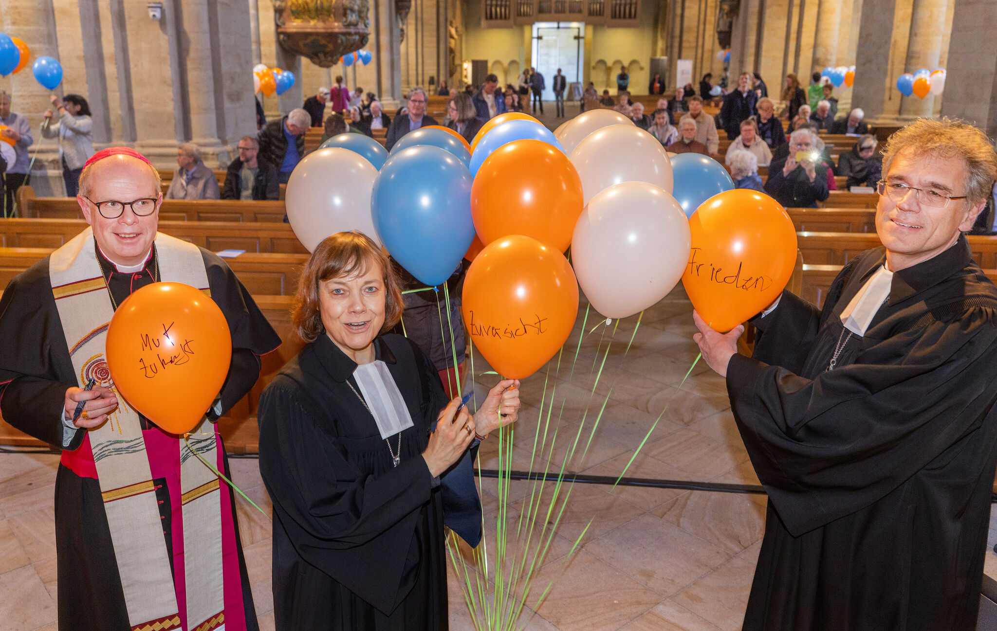 Die beiden großen Kirchen haben mit einem Gottesdienst im Osnabrücker Dom die „Woche für das Leben“ eröffnet (von links): der katholische Weihbischof Johannes Wübbe, EKD-Ratsvorsitzende Annette Kurschus und Regionalbischof Friedrich Selter. Foto: Detlef Heese