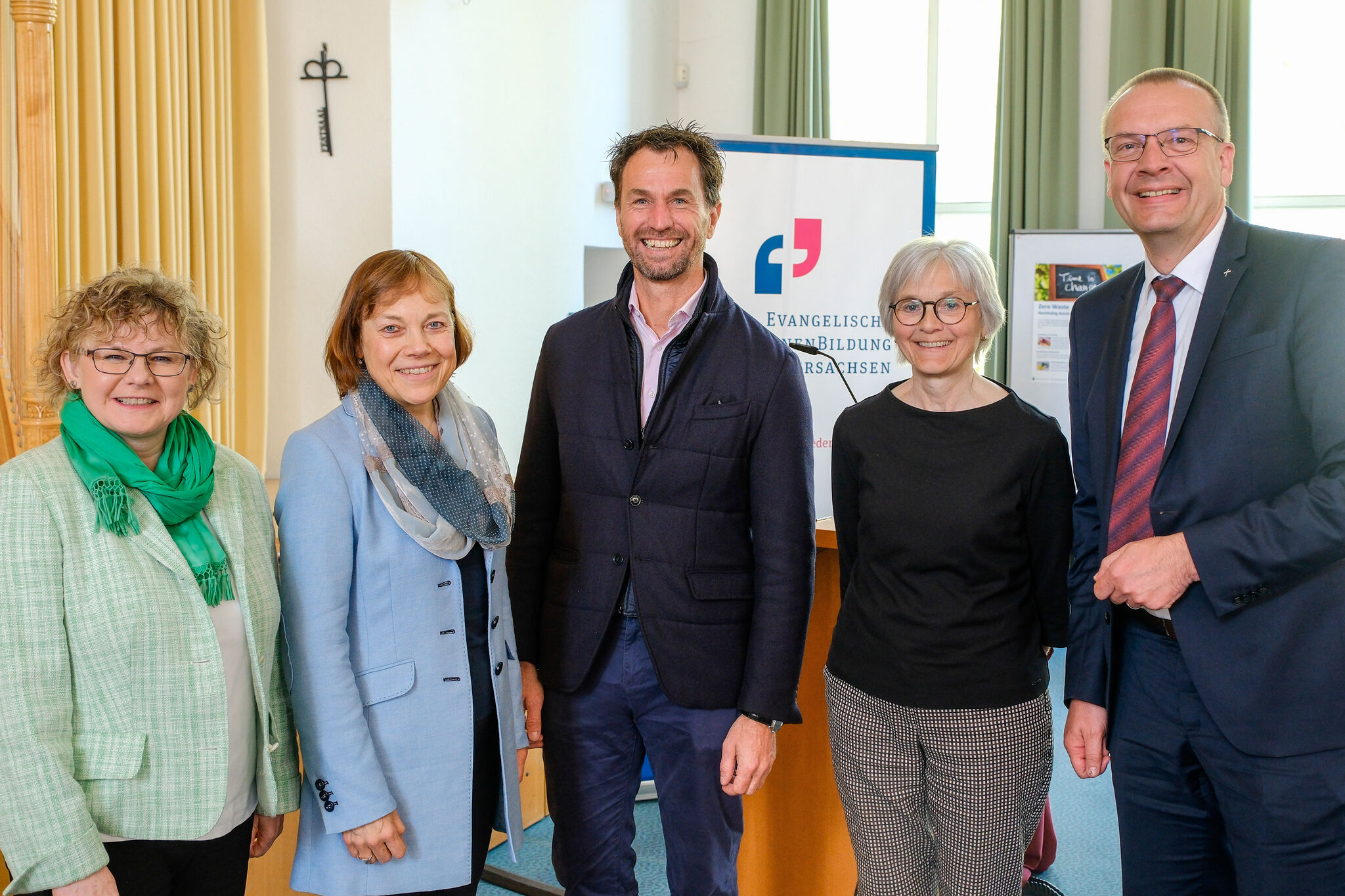 Das Netzwerktreffen stand unter dem Motto „Klima wandeln!“ (von links): Susanne Sander (EEB), Annette Kurschus, Stephan Grabmeier, Ulrike Koertge (EEB) und Bischof Thomas Adomeit. Foto: Jens Schulze