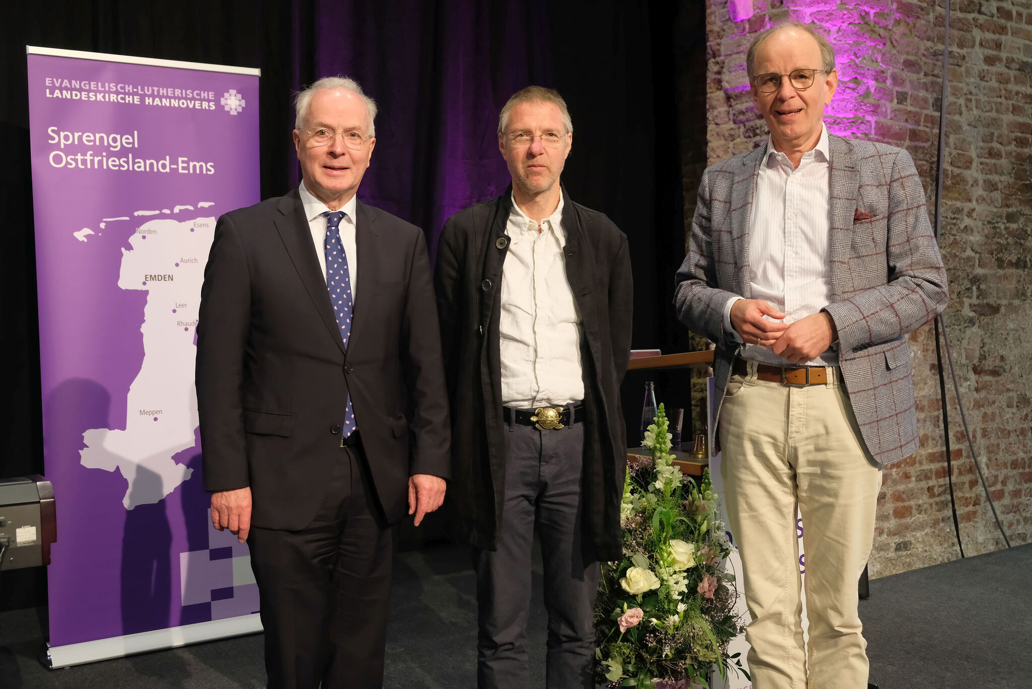 Regionalbischof Dr. Detlef Klahr (von links), Dr. h.c. Christian Lehnert und Landesbischof Ralf Meister gestalteten den Generalkonvent des Evangelisch-lutherischen Sprengels Ostfriesland-Ems in der Johannes a Lasco Bibliothek Emden. Foto: Hannegreth Grundmann