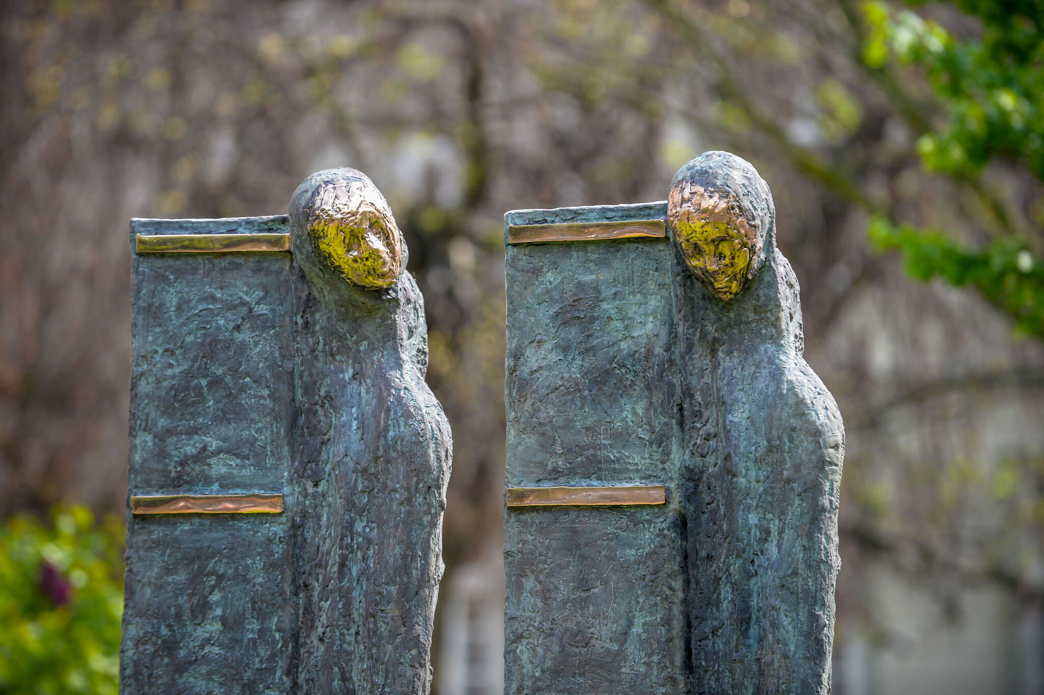 Die Skulptur „Twins – Zwillinge“ des belgischen Künstlers Johan Tahon wurde 2017 neben dem Landeskirchenamt in Hannover aufgestellt. Foto: Jens Schulze