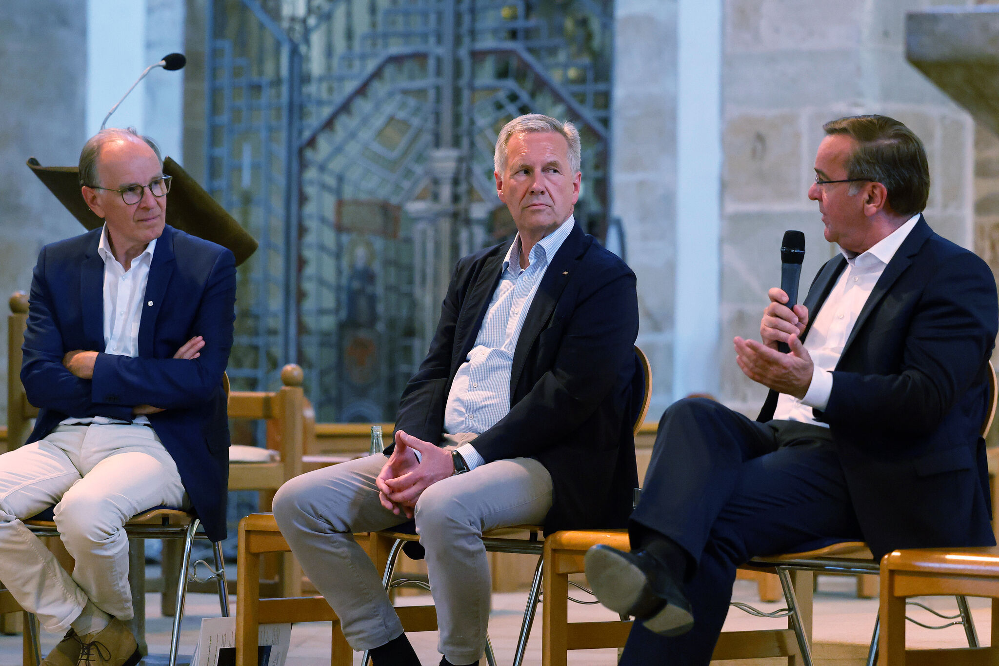 Diskutierten beim Ökumenischen Kirchentag in Osnabrück (von links): Landesbischof Ralf Meister, Alt-Bundespräsident Christian Wulff und Bundesverteidigungsminister Boris Pistorius. Foto: epd-bild/Detlef Heese