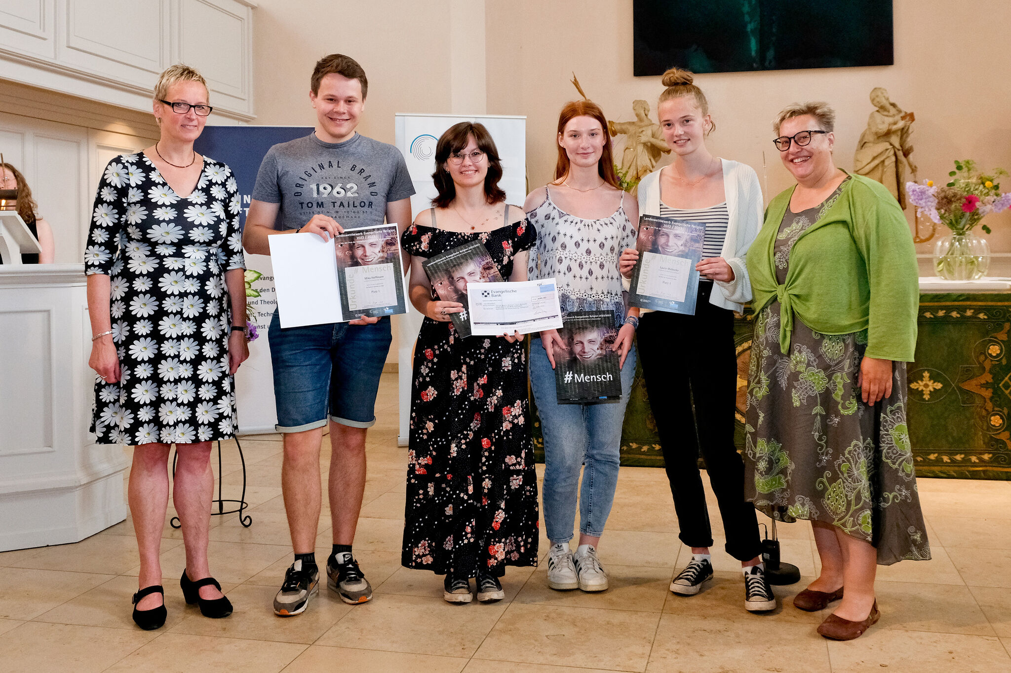 Der 1. Preis in der Kategorie Gruppenbeitrag ging an das Helmstedter Gymnasium am Bötschenberg (von links): RPI-Rektorin Silke Leonhard (in Vertretung für die erkrankte Laudatorin Mette-Luise Springer), Mika Hoffmann, Teresa Madita, Emely Weihs, Laura Mahncke und Lehrerin Ulrike Jabs. Foto: Dethard Hilbig/RPI