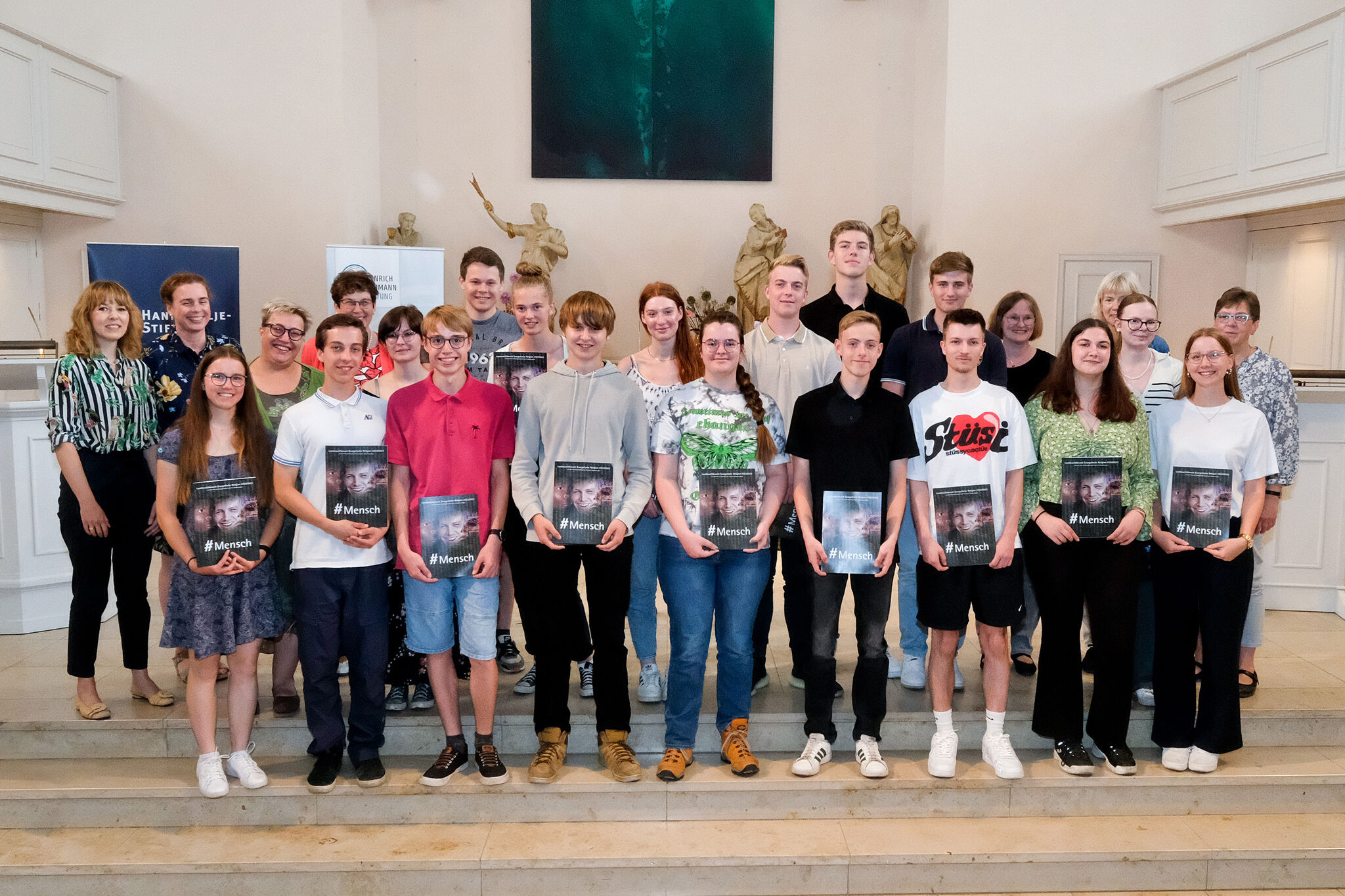 Die Gewinnerinnen und Gewinner der Geldpreise und des Sonderpreises mit ihren  Lehrerinnen und Lehrern. Foto: Dethard Hilbig/RPI