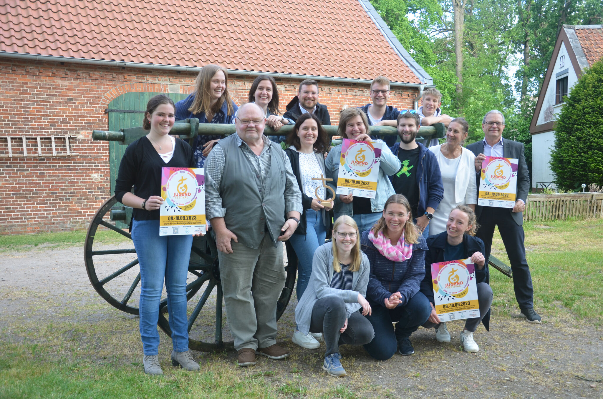 Mitglieder des Orga-Teams und des Kirchenvorstandes der Auferstehungskirchengemeinde treffen sich auf dem Festivalgelände in Elze.