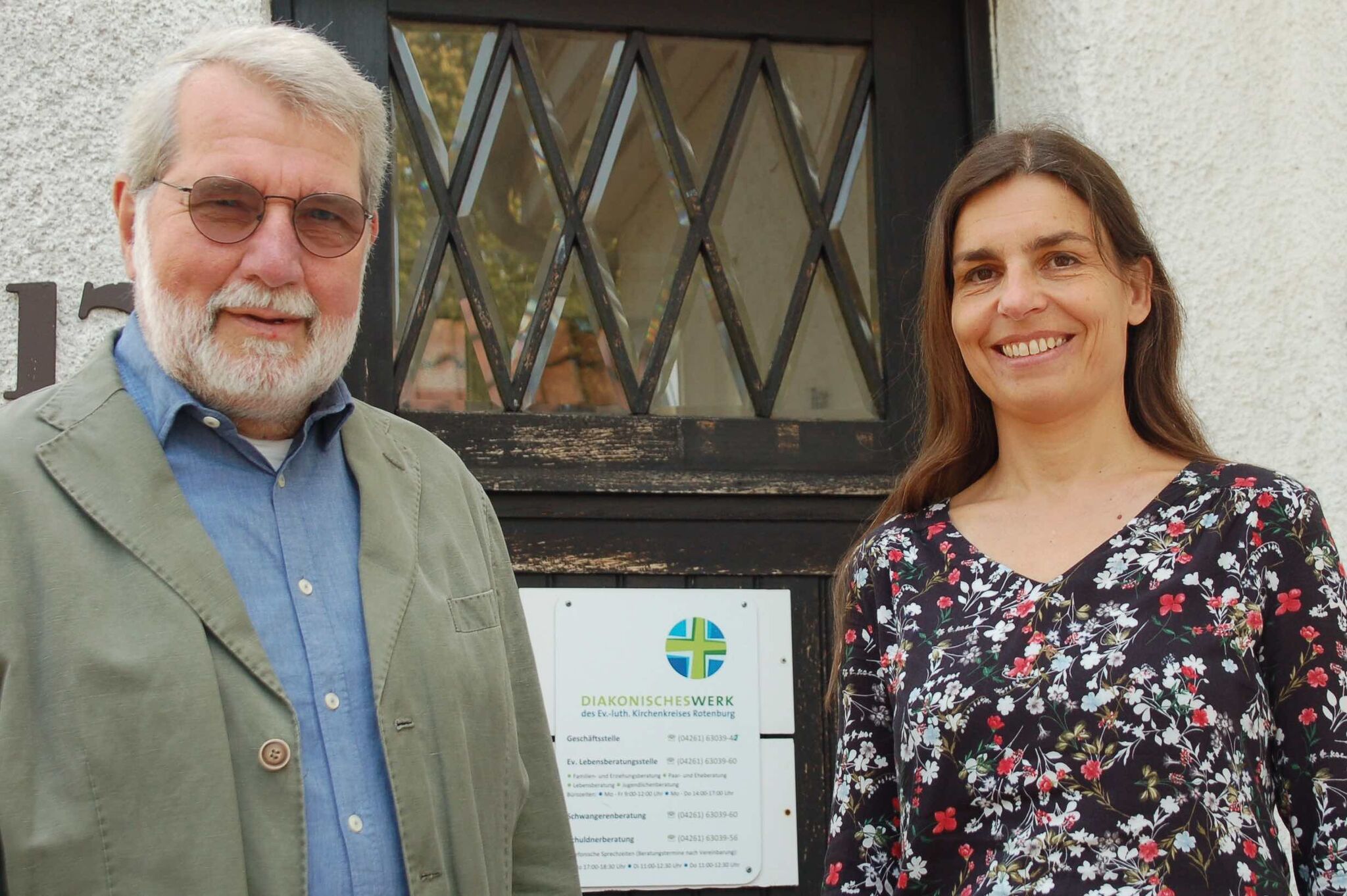 Hartmut Ladwig und Sonja Windel stehen vor einem Gebäude der Diakonie Rothenburg