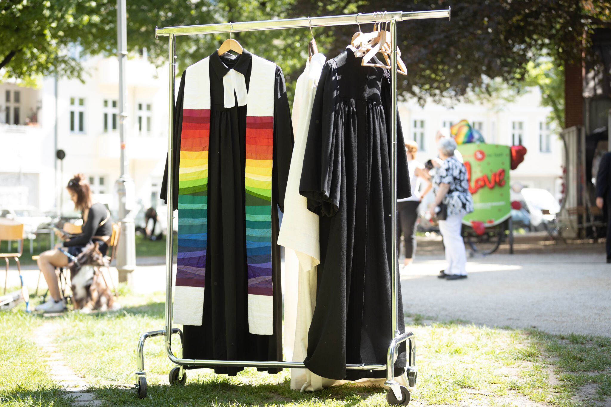 Talar sucht Pastorin oder Pastor: Viele Kirchenkreise bemühen sich um Nachwuchs. Foto: epd-bild/Hans Scherhaufer