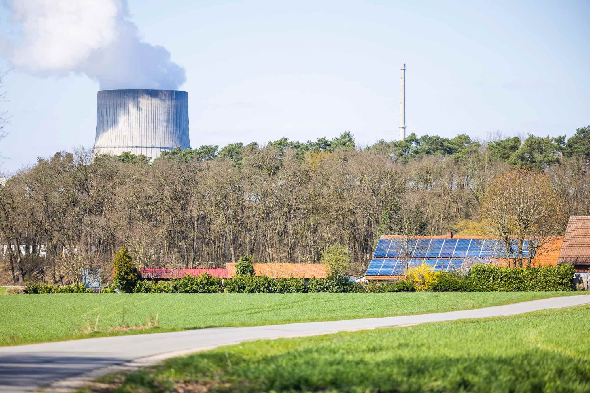 Das Atomkraftwerk Emsland in Lingen (Foto vom 05.04.2023) wird am 15. April 2023 als eines der letzten drei noch laufenden Atomkraftwerke in Deutschland abgeschaltet. Foto: epd / Detlef Heese