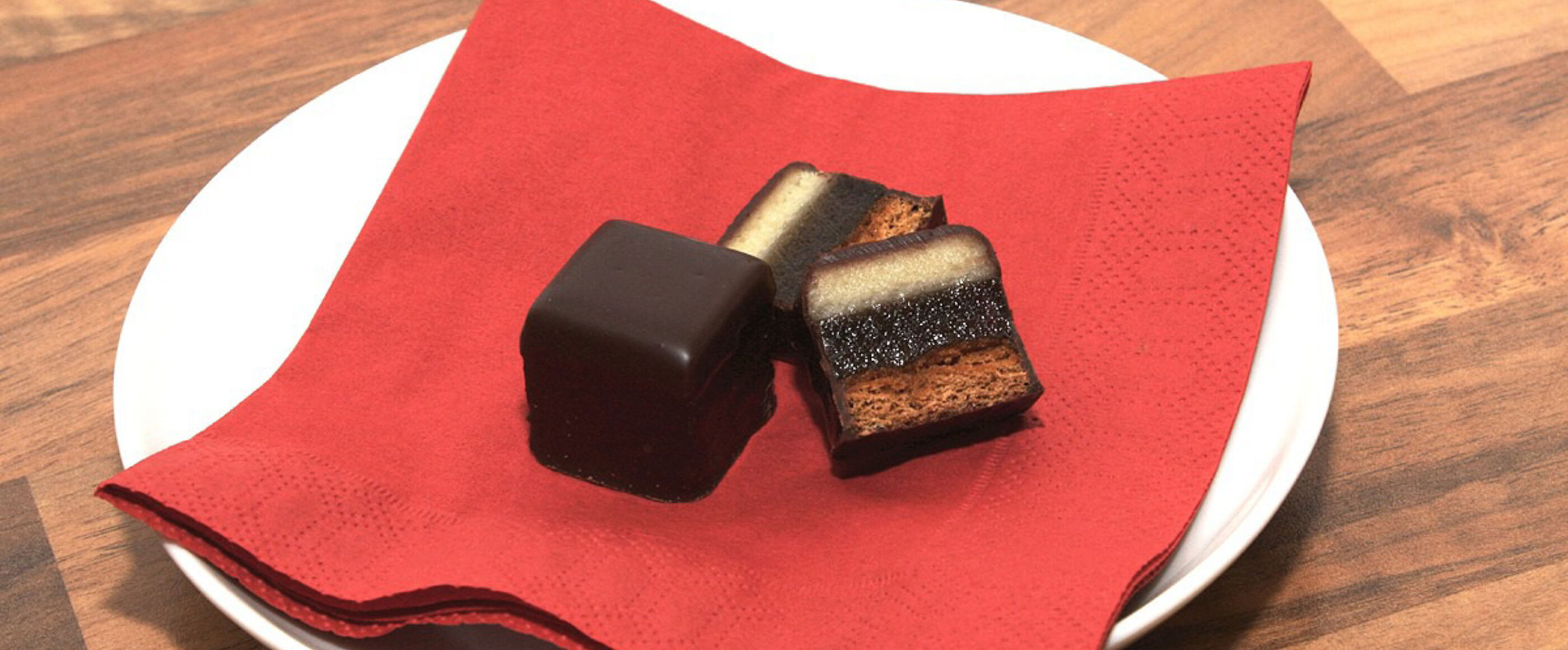 Drei Schichten verbergen sich unter dem Schokoladenmantel des Dominosteins: Lebkuchen, Gelee und Marzipan.