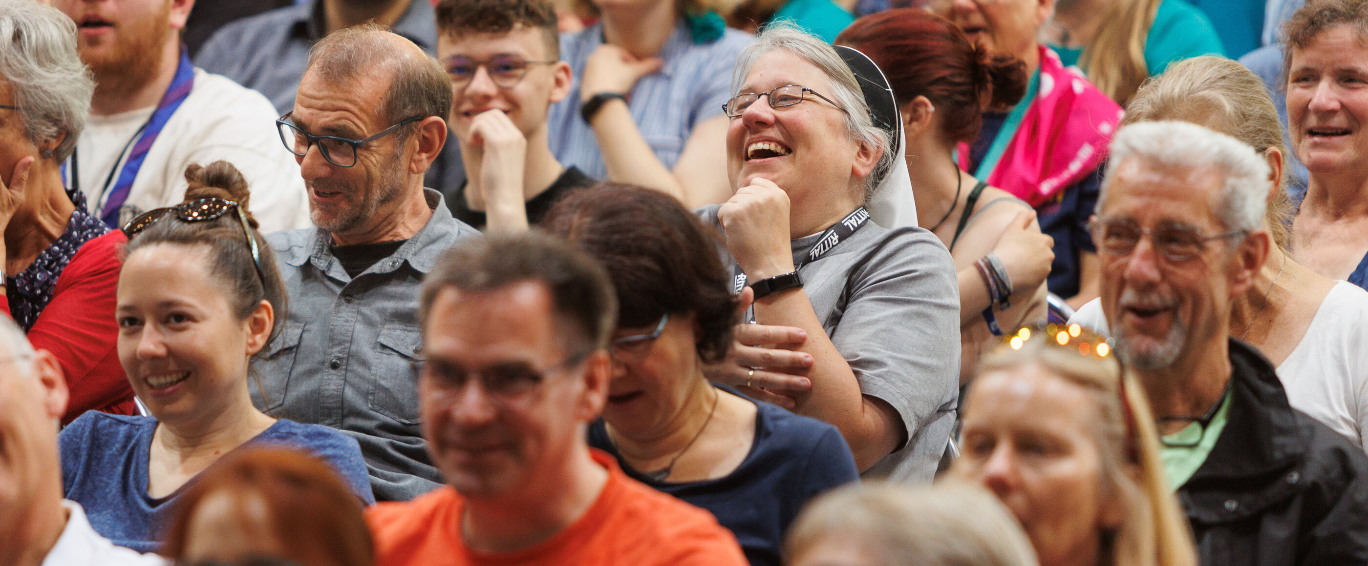 Viele fröhliche Menschen