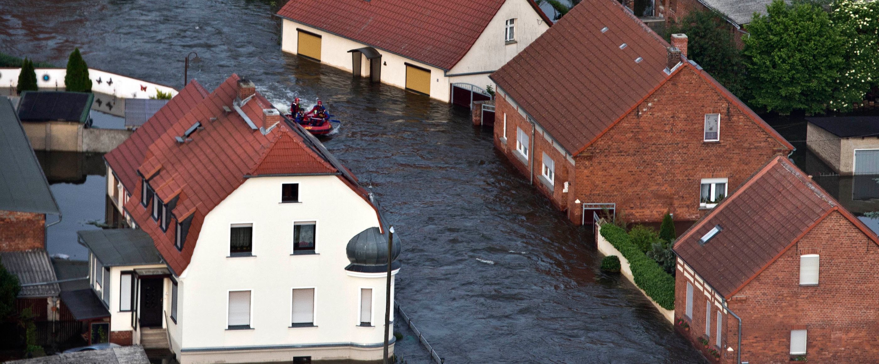 Häuser, umgeben von Hochwasser