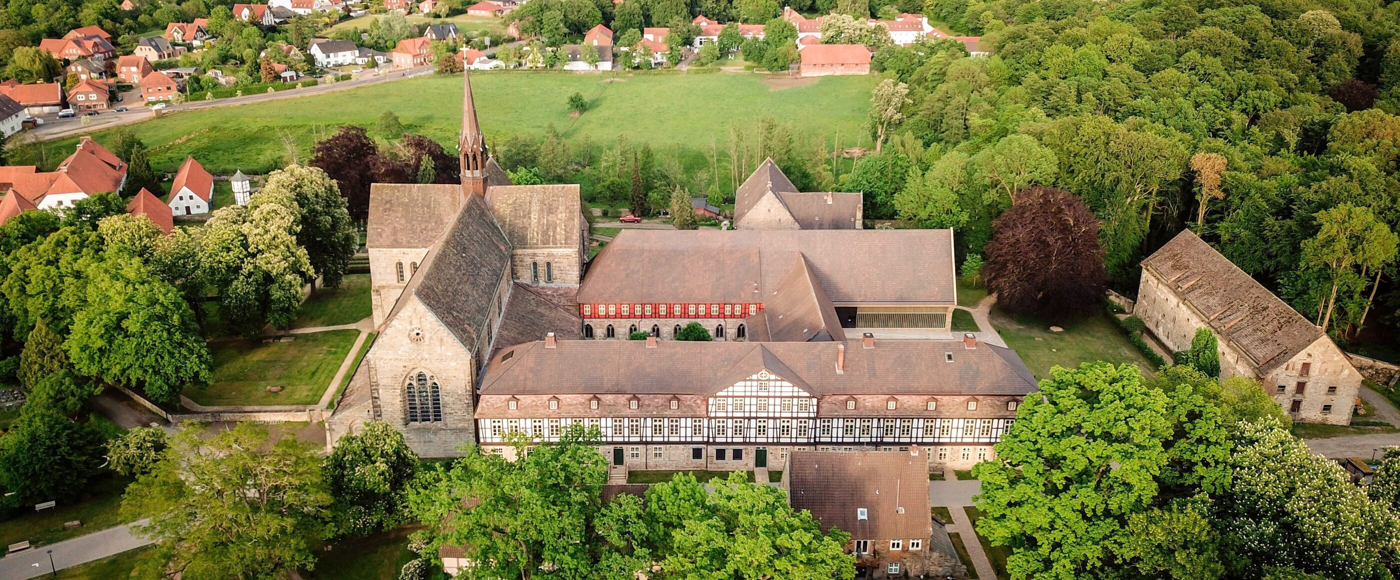 Blick aus der Luft auf die Gebäude des Kloster Loccum.