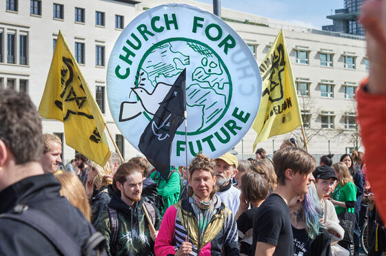 Christliche Gruppen beteiligen sich an einer Demonstration für mehr Klimaschutz.