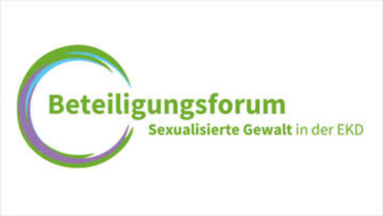 Grün steht: Beteiligungsforum, mit einem grün-blau-lila Kreis drumherum. Rechts daneben steht: Sexualisierte Gewalt in der EKD