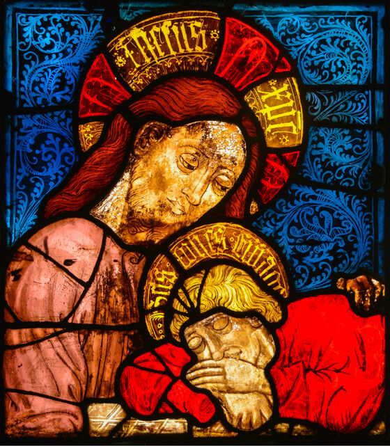 Ein Glasfenster, auf dem Jesus und Johannes zu sehen sind.